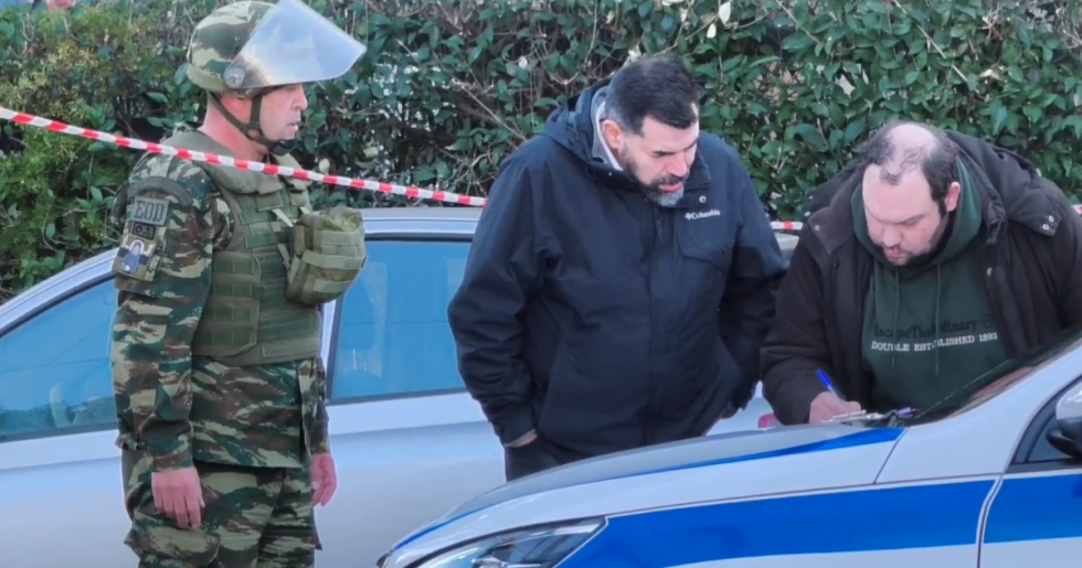 Απομακρύνθηκε η οβίδα στην Πεύκη: Παιδιά την μετέφεραν... στα χέρια για να τα πιστέψουν [βίντεο]